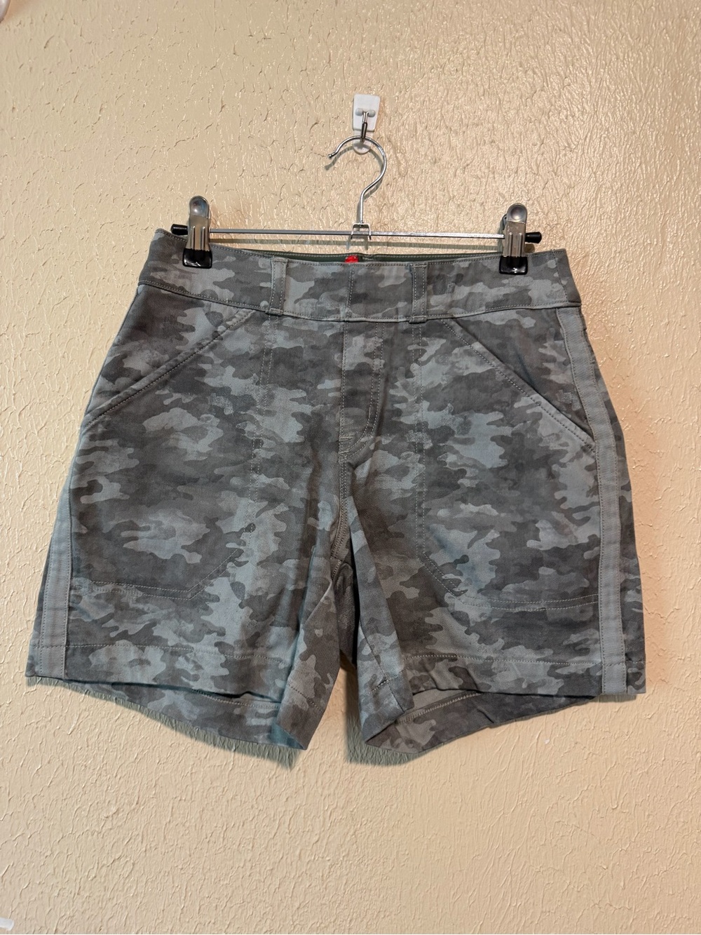 SPANX Stretch Twill Shorts Camo Size XSmall Pull on
